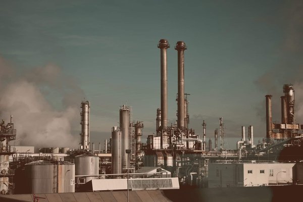 Quels sont les enjeux de l'adoption des énergies alternatives dans le secteur industriel ?